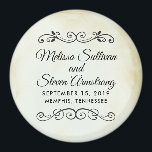 oude-tijd Westerne bruiloft Save the Date Magneet<br><div class="desc">Bruiloft bespaar de datummagneet met een eenvoudig western-feel ontwerp. Set op een crèmekleurige  uitziende perkament papier afbeelding. Zachte bruine verouderde randen geven het een chique ouderwetse sfeer. Fancy  uitziende decoratieve scheidingslijnen met uw gepersonaliseerde tekst ertussen.</div>