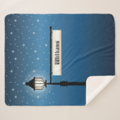 Oude tijdlamppost 's nachts en teken voor familien sherpa deken (Voorkant (horizontaal))