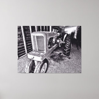 Oude tractor in een schuur 2 canvas afdruk