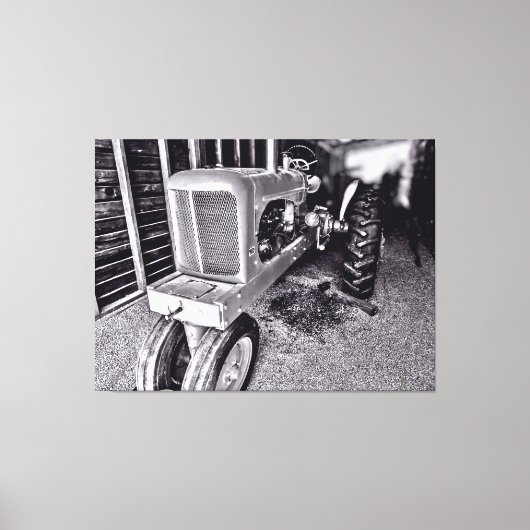 Oude tractor in een schuur 2 canvas afdruk (Voorkant)