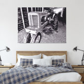 Oude tractor in een schuur 2 canvas afdruk (Insitu (Slaapkamer))