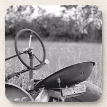 Oude tractor in lange gras