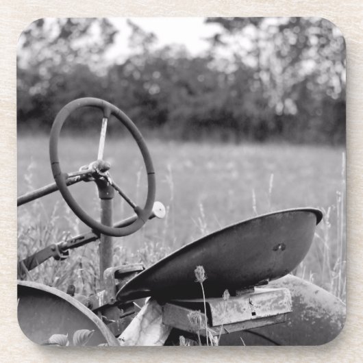 Oude tractor in lange gras bier onderzetter (Voorkant)