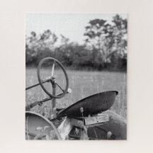 Oude tractor in lange gras