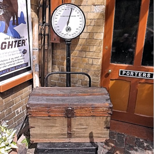 OUDE TREINSTATION VIERKANTE KLOK