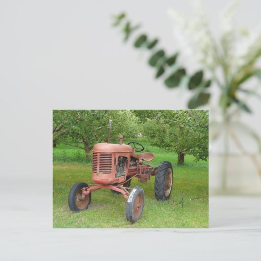 Oude trekker in de boomgaard briefkaart (Staand voorkant)