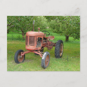 Oude trekker in de boomgaard briefkaart