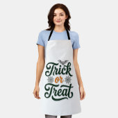 Oude Trick Or Treat Halloween Typografie Ontwerp Schort (Gedragen)