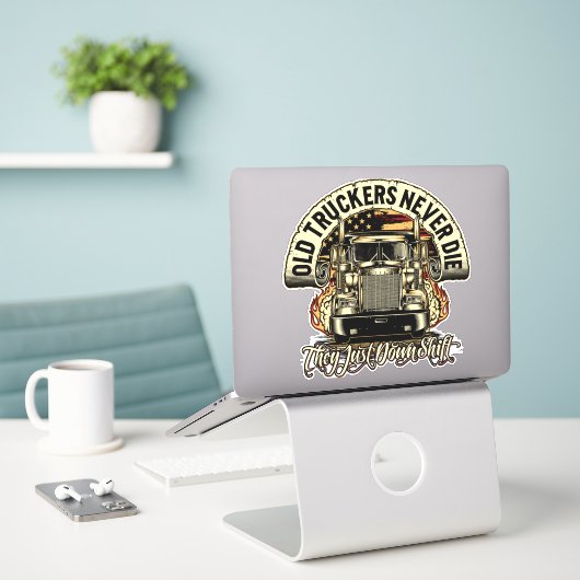 Oude truckers die nooit patriottietranker zijn sticker (Laptop op bureau)