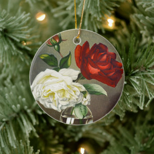 Oude tuinrozen in een glazen vaas keramisch ornament