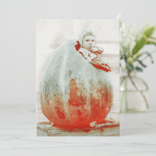 Oude uitnodiging met kind in een reusachtige pompo (Staand voorkant)