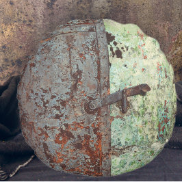 Oude verfde roestdeur rond kussen