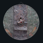 Oude vergrendeling met sleutel dartbord<br><div class="desc">Afbeelding van een oud ijzerslot met sleutel in het sleutelgat. Het slot zit op groene houten antiek kofferbak.</div>