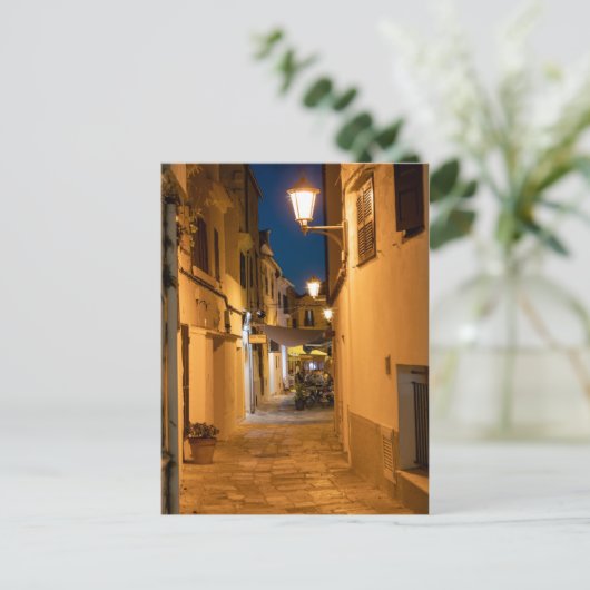 Oude verlichte smalle straat in Mahon - Menorca Briefkaart (Staand voorkant)