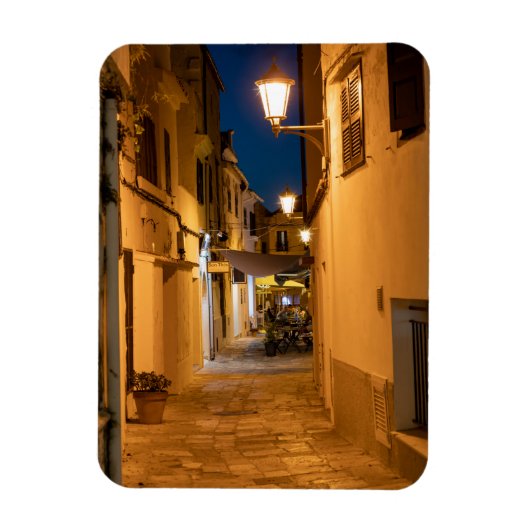 Oude verlichte smalle straat in Mahon - Menorca Magneet (Verticaal)