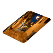 Oude verlichte smalle straat in Mahon - Menorca Magneet (Linkerzijde)