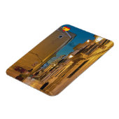 Oude verlichte smalle straat in Mahon - Menorca Magneet (Linkerzijde)