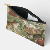 Oude victoriaanse katjes spelen in naaimand etui (Open)