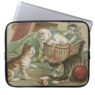 Oude victoriaanse katjes spelen in naaimandje laptop sleeve