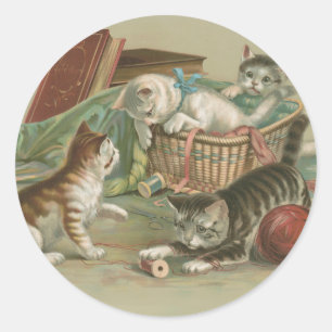 Oude victoriaanse katjes spelen in naaimandje ronde sticker