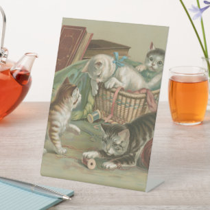 Oude Victoriaanse Kittens Spelen in Naaimand Reclamebord Met Voetstuk