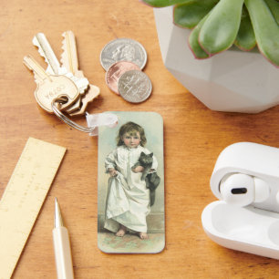 Oude victoriaanse meisje in een nachtjapon met haa sleutelhanger