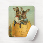 Oude Victoriaanse paashaasjes in een gouden ei Muismat (Met muis)