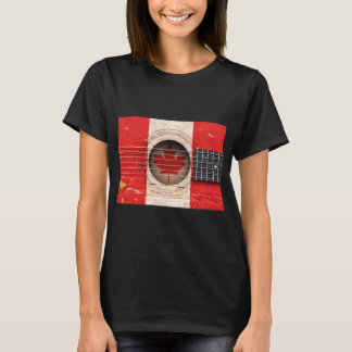 Oude vintage akoestische gitaar met Canadese vlag T-shirt