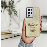 Oude Vintage gelooft het hart met de naam Angel Wi Samsung Galaxy Hoesje<br><div class="desc">telefoongeval met een crèmekleurige achtergrond met een verouderde blik. Trendy typografie roept je op "Geloof-dan wordt". Het ontwerp omvat een gevlekt hart dat digitaal gekleurd is om met de achtergrond te coördineren. Dit hoesje is gepersonaliseerd met een naam in een doopvont van de manuscriptstijl in een grootte die de naam...</div>