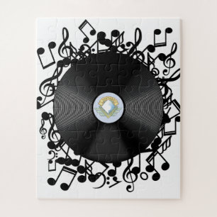 Oude vinylplaat en muzieknoten legpuzzel