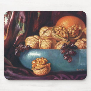 Oude voeding, walnoten en fruit in een blauwe kom muismat