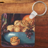 Oude voeding, walnoten en fruit in een blauwe kom sleutelhanger (Achterkant)