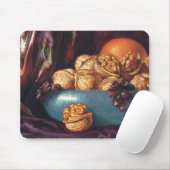 Oude voedingsmiddelen, walnoten en fruit in een bl muismat (Met muis)