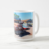 Oude voertuigen op Seligman, route 66 Koffiemok (Voorkant rechts)