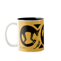 Oude vossen en bloemen op de Indiase gele mok