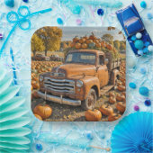 Oude vrachtwagen gevuld met pompoenen papieren bordje (Feest)