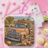 Oude vrachtwagen gevuld met pompoenen papieren bordje (Feest)