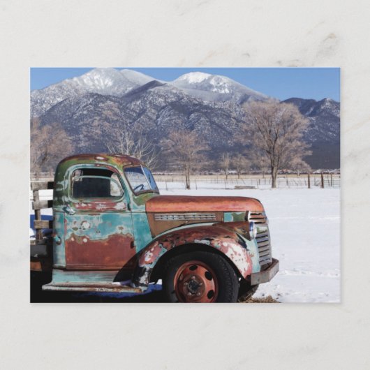 Oude vrachtwagen in het veld briefkaart (Voorkant)