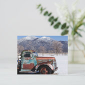 Oude vrachtwagen in het veld briefkaart (Staand voorkant)