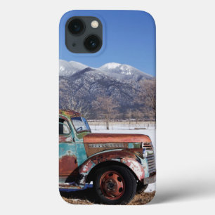 Oude vrachtwagen in het veld iPhone 13 hoesje