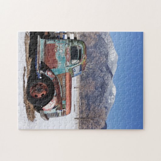 Oude vrachtwagen in het veld legpuzzel (Horizontaal)