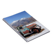 Oude vrachtwagen in het veld notitieboek (Rechterzijde)