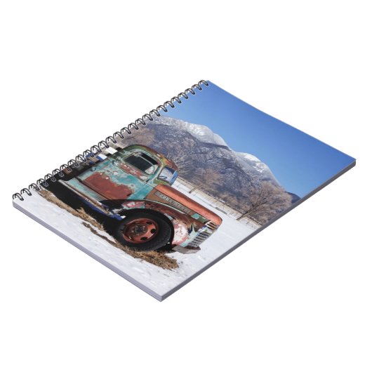 Oude vrachtwagen in het veld notitieboek (Linkerzijde)