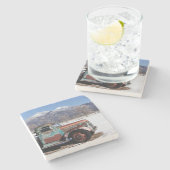 Oude vrachtwagen in het veld stenen onderzetter (Zijkant)