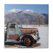 Oude vrachtwagen in het veld tegeltje (Voorkant)