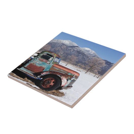 Oude vrachtwagen in het veld tegeltje (Zijkant)