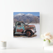 Oude vrachtwagen in het veld vierkante klok (Huis)