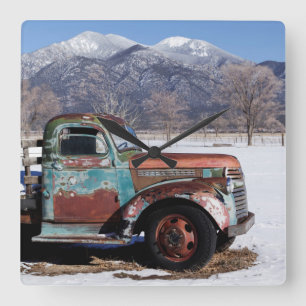 Oude vrachtwagen in het veld vierkante klok