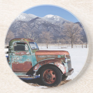 Oude vrachtwagen in het veld zandsteen onderzetter