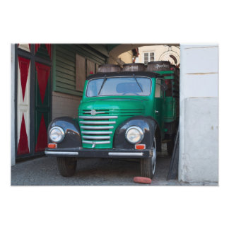 Oude vrachtwagen met bier - print foto afdruk